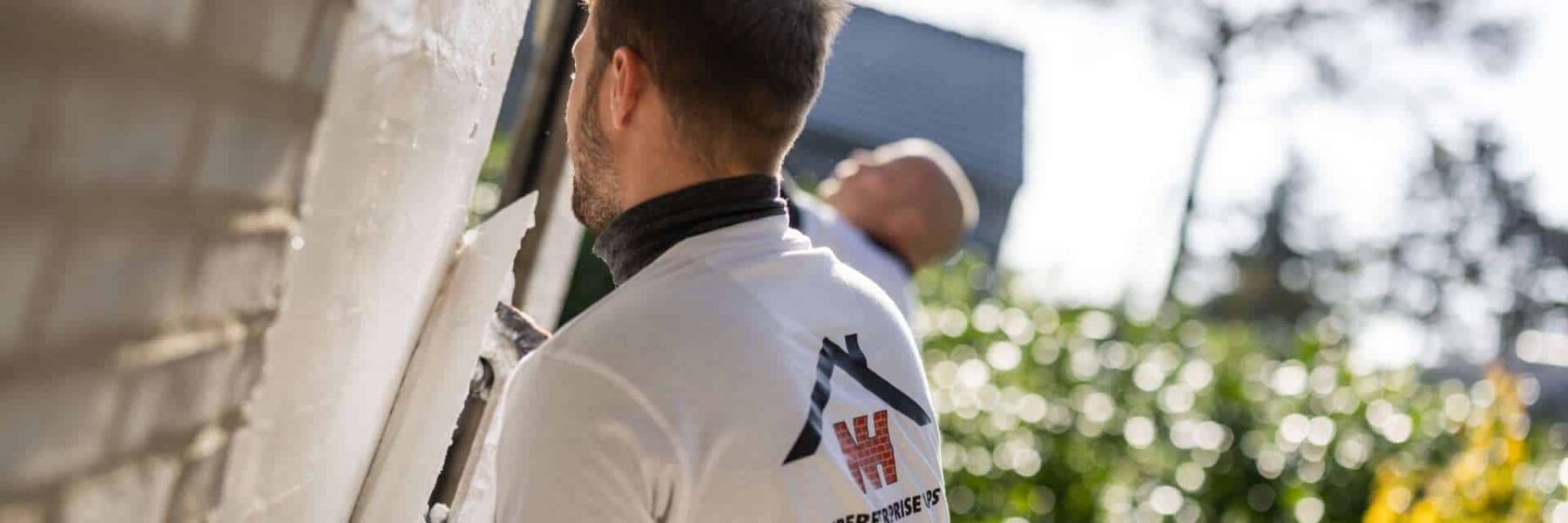 Hvad er forskellen på skalmuring og facaderenovering?